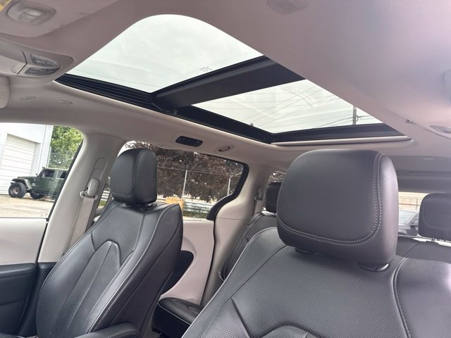 Used 2020 Chrysler Pacifica Limited FWD image 11