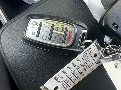 Used 2022 Chrysler Voyager LX image 28