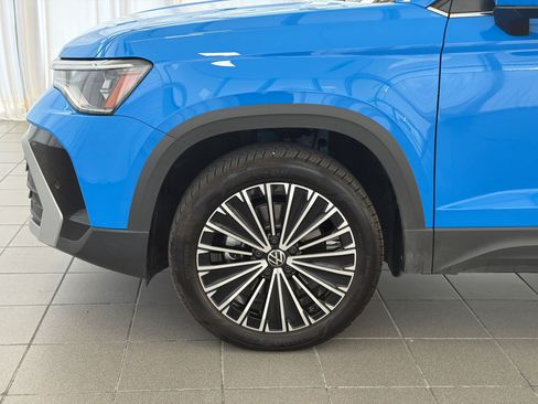 Certified 2025 Volkswagen Taos SE FWD image 11