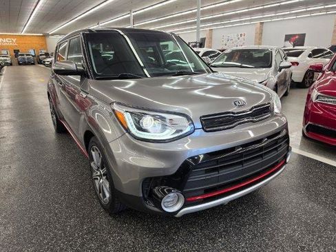 Used 2017 Kia Soul ! w/ Tech Package FWD image 3