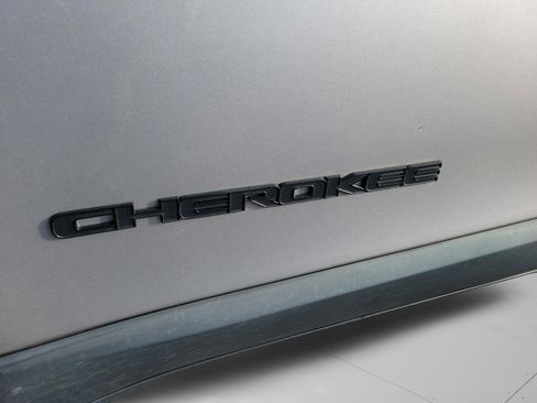 Used 2021 Jeep Cherokee Latitude Plus AWD/4WD image 30