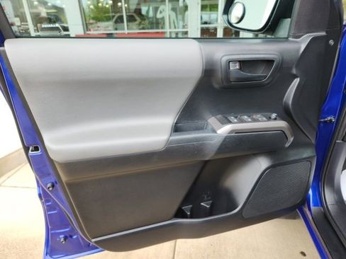 Certified 2022 Toyota Tacoma SR5 AWD/4WD image 15