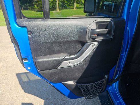 Used 2015 Jeep Wrangler Unlimited Sahara AWD/4WD image 21