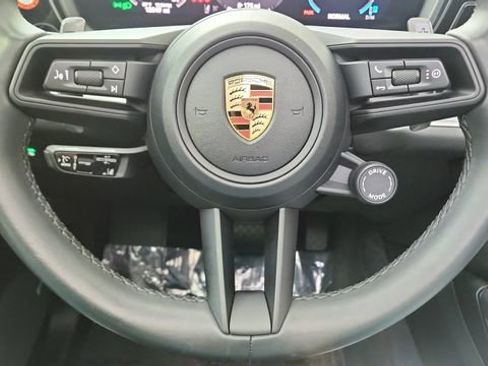 Used 2025 Porsche Cayenne w/ Premium Package image 40