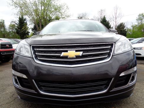 Used 2017 Chevrolet Traverse LT image 2