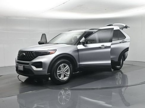 Certified 2023 Ford Explorer XLT RWD image 34