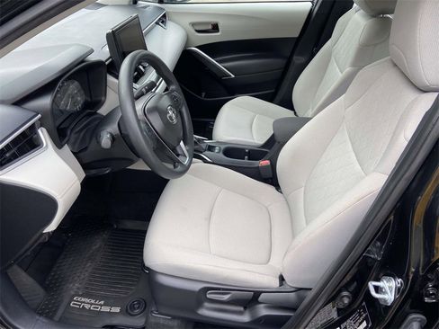 Used 2025 Toyota Corolla Cross L image 16