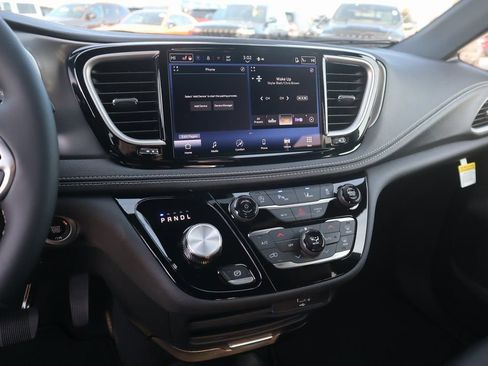 New 2026 Chrysler Pacifica Select image 5