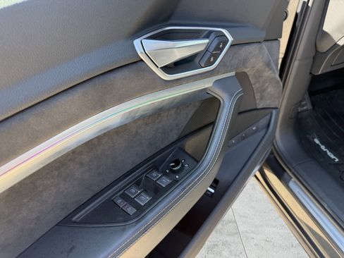 Used 2019 Audi e-tron Prestige w/ Prestige Package image 27
