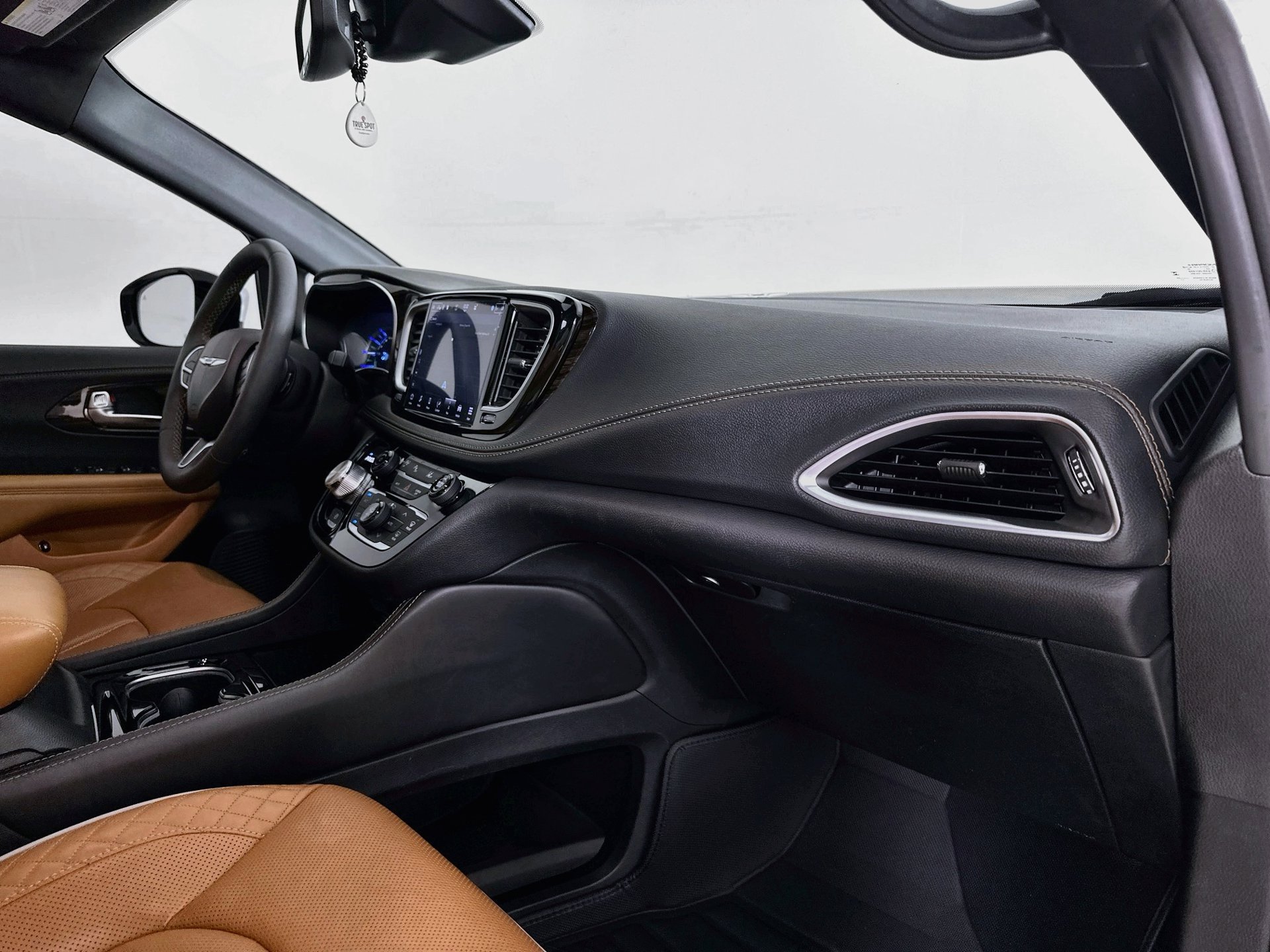 Used 2023 Chrysler Pacifica Pinnacle FWD image 33