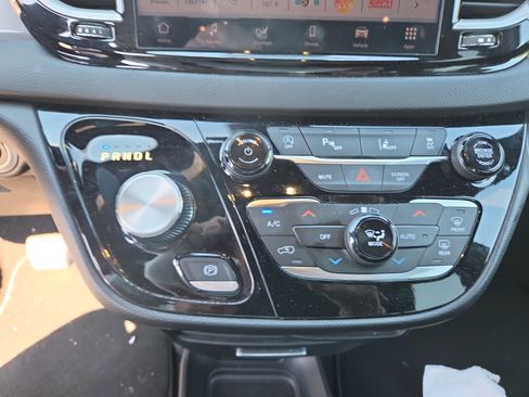 Used 2025 Chrysler Pacifica Select FWD image 7