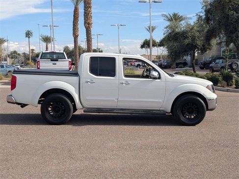 Used 2014 Nissan Frontier SL w/ SL Moonroof Package image 7