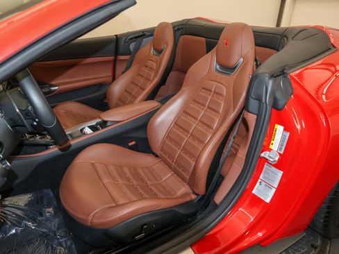 Used 2019 Ferrari Portofino RWD image 15