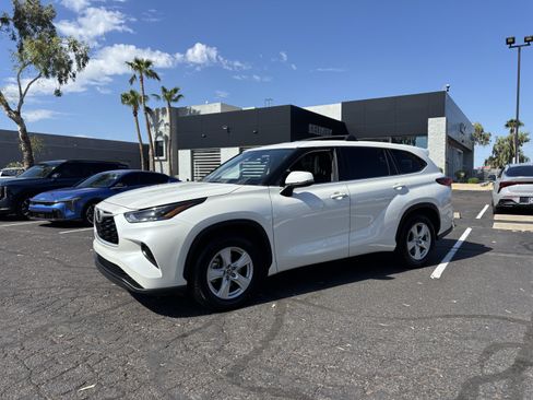 Used 2021 Toyota Highlander L FWD image 6