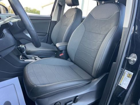 Certified 2025 Volkswagen Taos SE image 27