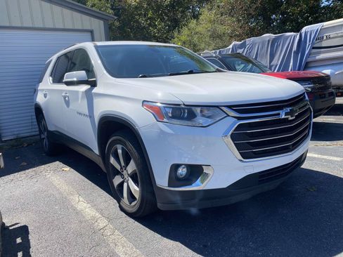Used 2021 Chevrolet Traverse LT w/ LT Premium Package FWD image 2
