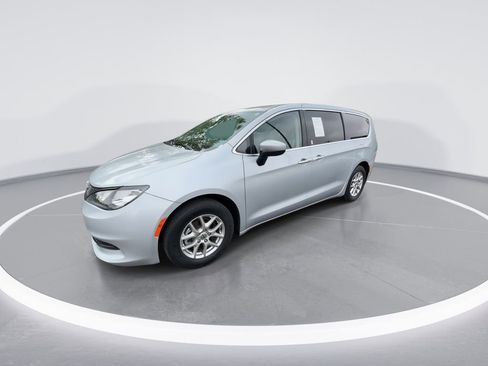 Used 2022 Chrysler Voyager LX FWD image 4