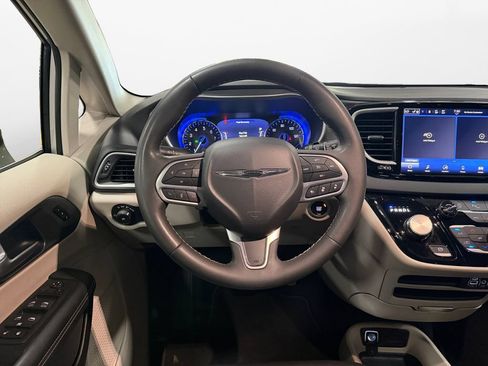 Used 2024 Chrysler Pacifica Touring-L FWD image 12