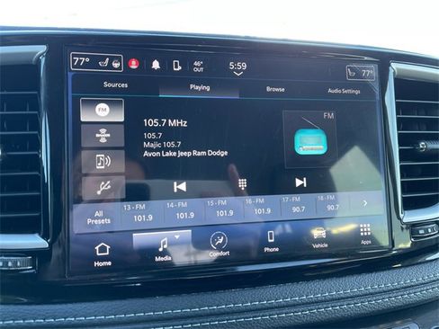 Used 2023 Chrysler Pacifica Touring-L image 30