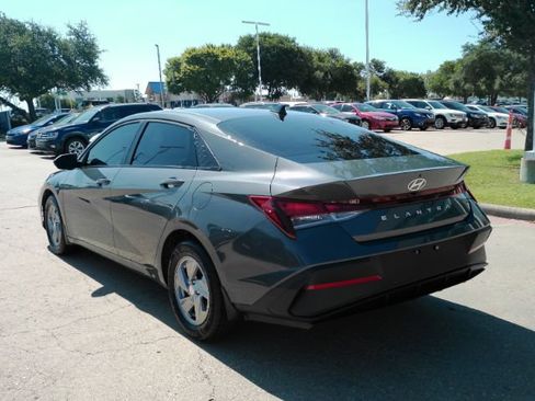Used 2026 Hyundai Elantra SE FWD image 11