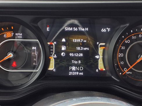 Used 2025 Jeep Wrangler Unlimited Sahara AWD/4WD image 13