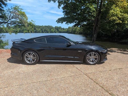 Used 2016 Ford Mustang GT RWD image 3