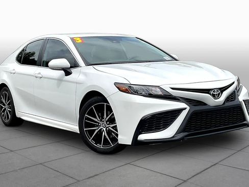 Used 2023 Toyota Camry SE FWD image 3