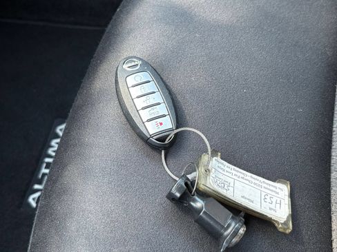 Used 2025 Nissan Altima 2.5 SV FWD image 21