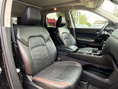 Used 2025 Nissan Pathfinder Platinum FWD image 15