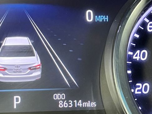 Used 2020 Toyota Camry XLE image 20