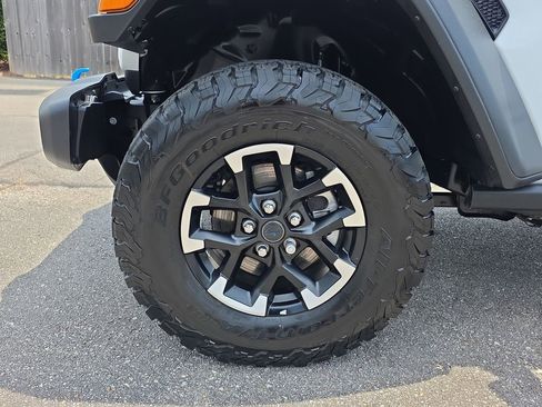 Used 2025 Jeep Wrangler Unlimited Rubicon 4xe w/ Safety Group AWD/4WD image 9