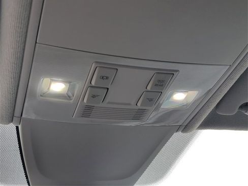 Used 2022 Volkswagen Tiguan SE image 15