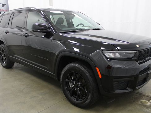 Used 2024 Jeep Grand Cherokee L Laredo image 5