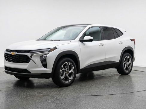 Used 2025 Chevrolet Trax LT w/ LT Convenience Package FWD image 3