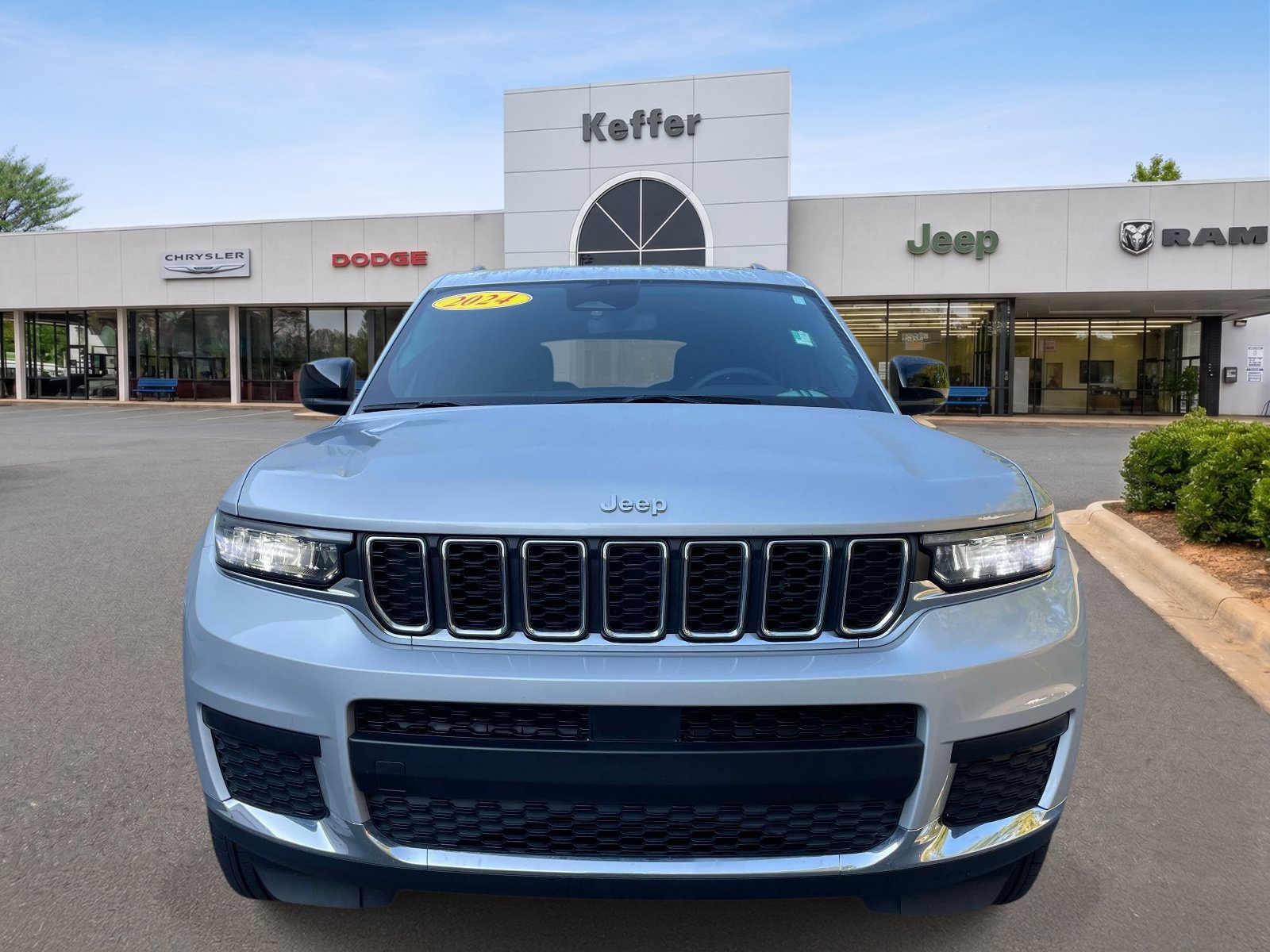 Certified 2024 Jeep Grand Cherokee L Laredo w/ Luxury Tech Group I AWD/4WD image 2