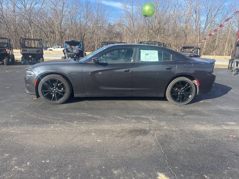 Used 2018 Dodge Charger SXT w/ Blacktop Package RWD image 6