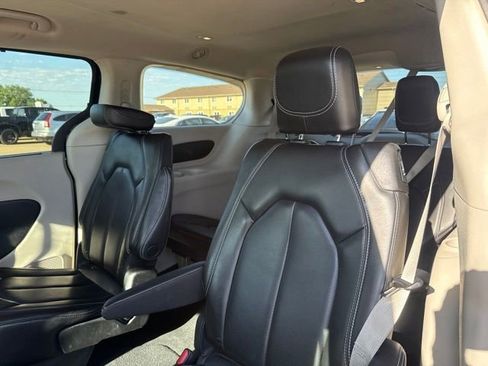 Used 2023 Chrysler Pacifica Touring-L FWD image 17