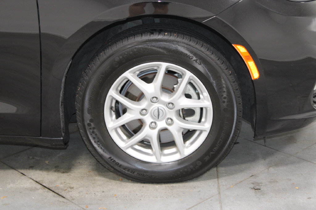 Used 2025 Chrysler Pacifica Select FWD image 12