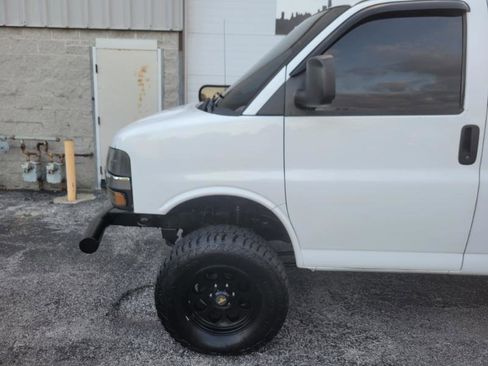 Used 2011 Chevrolet Express 1500 AWD image 3