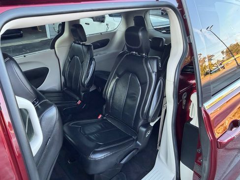 Used 2022 Chrysler Pacifica Touring-L FWD image 5