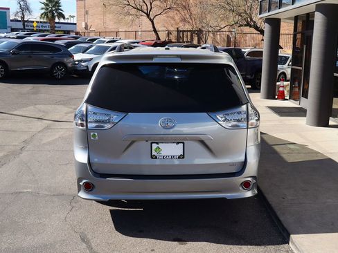 Used 2017 Toyota Sienna SE Premium image 10