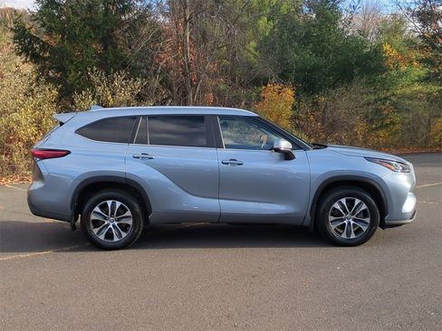 Used 2023 Toyota Highlander XLE image 3