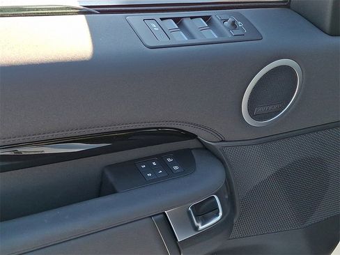 Used 2025 Land Rover Discovery S image 11