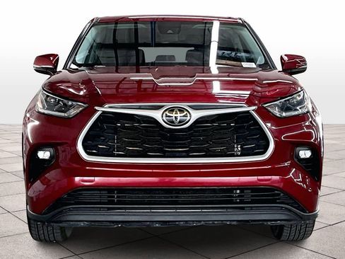 Used 2021 Toyota Highlander LE image 3