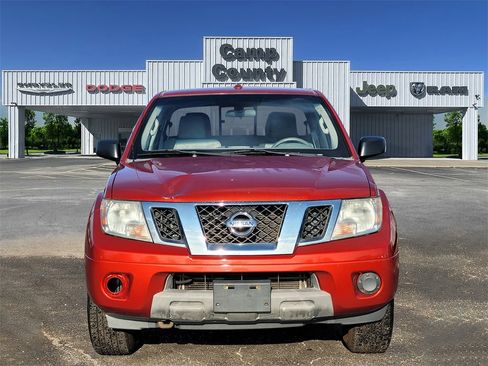 Used 2016 Nissan Frontier SV image 2