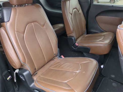 Used 2017 Chrysler Pacifica Limited image 19