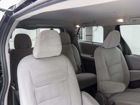 Used 2020 Toyota Sienna LE AWD/4WD image 12