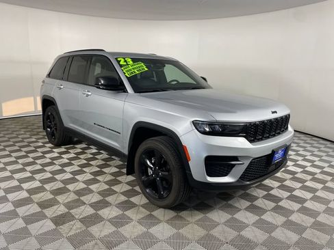 Used 2023 Jeep Grand Cherokee Altitude AWD/4WD image 21