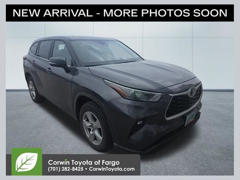 Used 2023 Toyota Highlander LE image 1