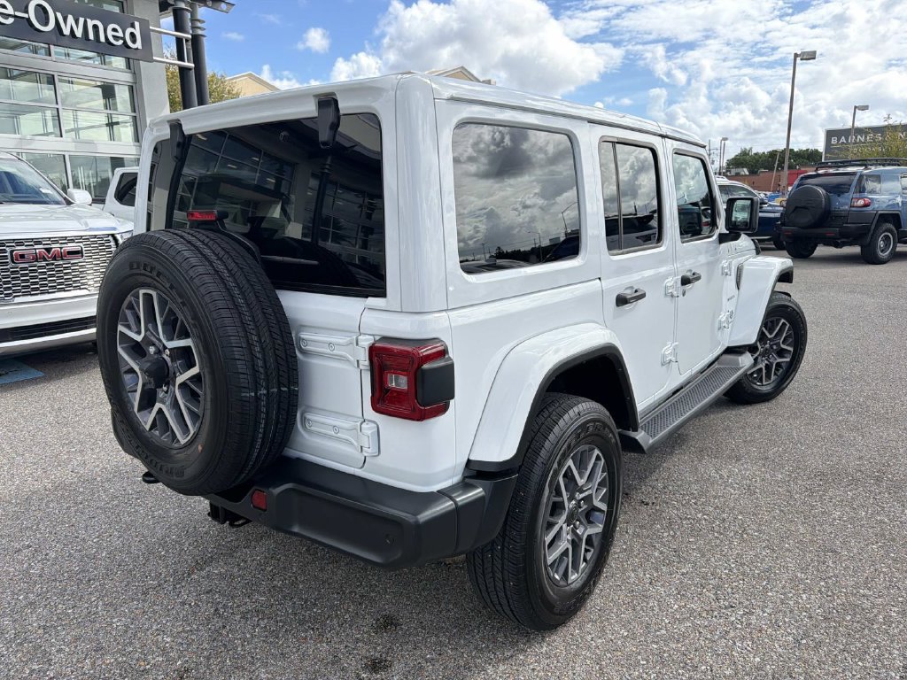 Used 2024 Jeep Wrangler Unlimited Sahara w/ Technology Group AWD/4WD image 7